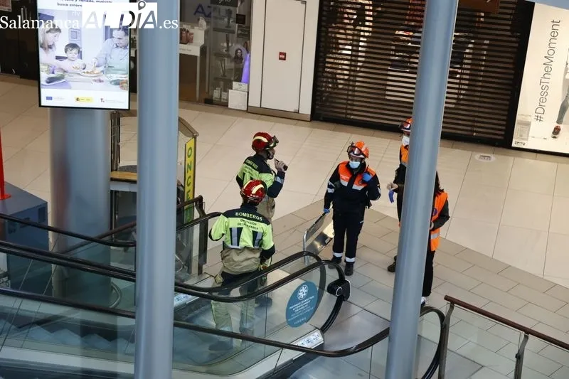 El Centro Comercial El Tormes ha realizado esta mañana un simulacro de evacuación del edificio con motivo de una supuesta situación de emergencia.