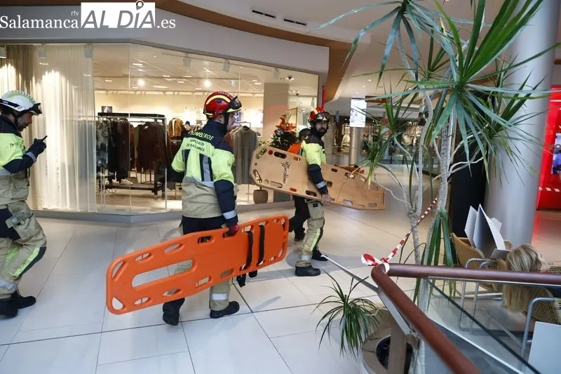 El Centro Comercial El Tormes ha realizado esta mañana un simulacro de evacuación del edificio con motivo de una supuesta situación de emergencia.