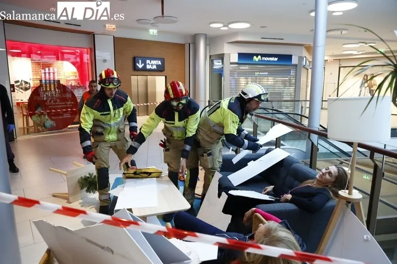 El Centro Comercial El Tormes ha realizado esta mañana un simulacro de evacuación del edificio con motivo de una supuesta situación de emergencia.