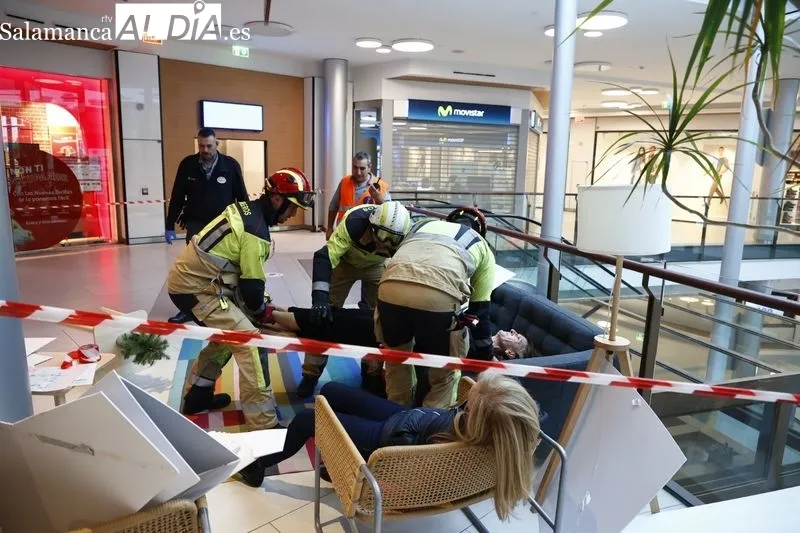 El Centro Comercial El Tormes ha realizado esta mañana un simulacro de evacuación del edificio con motivo de una supuesta situación de emergencia.