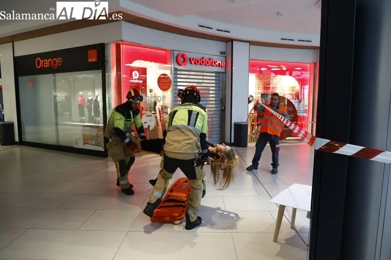 El Centro Comercial El Tormes ha realizado esta mañana un simulacro de evacuación del edificio con motivo de una supuesta situación de emergencia.