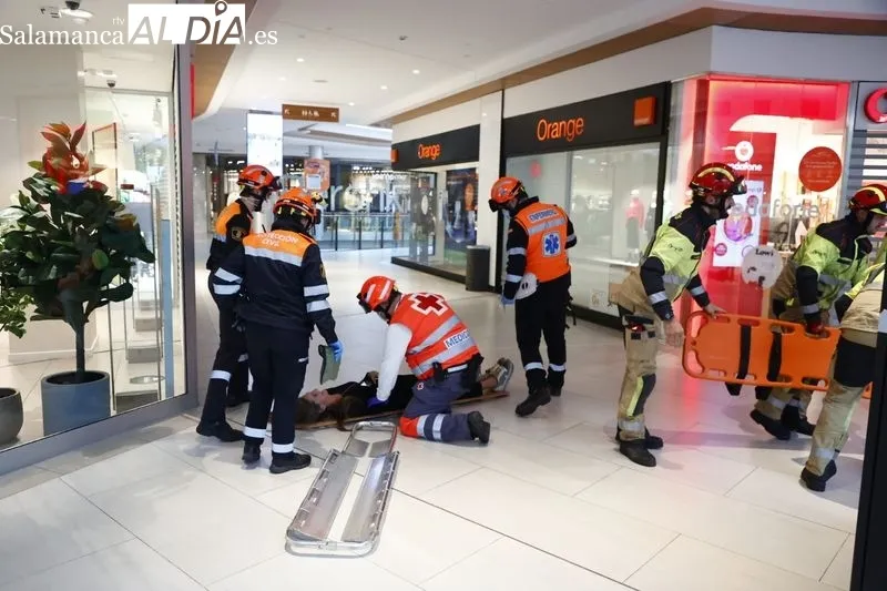 El Centro Comercial El Tormes ha realizado esta mañana un simulacro de evacuación del edificio con motivo de una supuesta situación de emergencia.