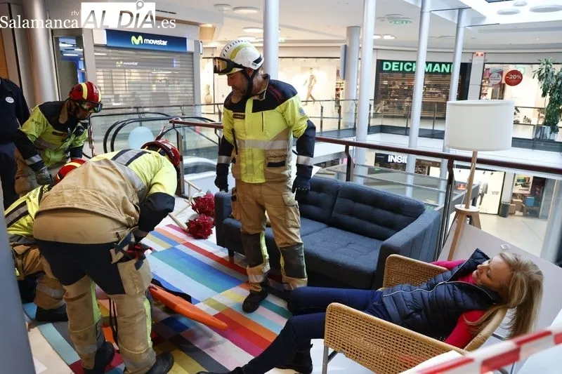 El Centro Comercial El Tormes ha realizado esta mañana un simulacro de evacuación del edificio con motivo de una supuesta situación de emergencia.
