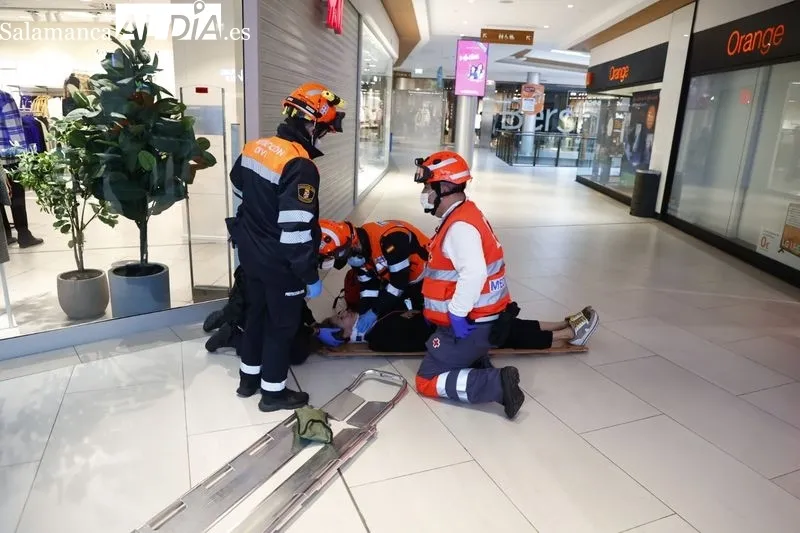 El Centro Comercial El Tormes ha realizado esta mañana un simulacro de evacuación del edificio con motivo de una supuesta situación de emergencia.