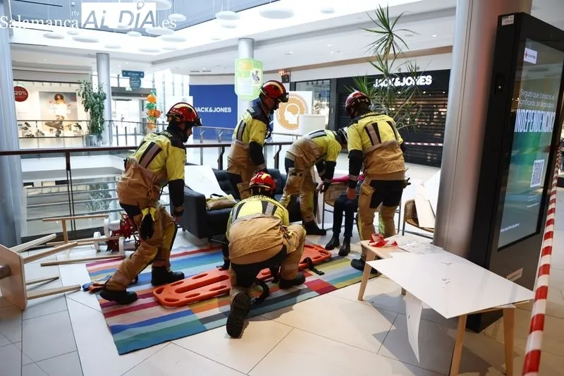 El Centro Comercial El Tormes ha realizado esta mañana un simulacro de evacuación del edificio con motivo de una supuesta situación de emergencia.