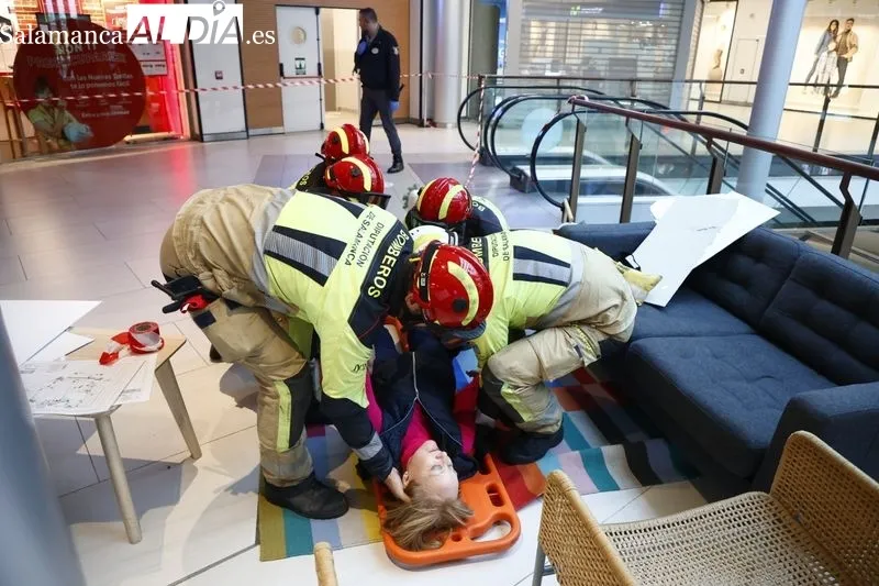 El Centro Comercial El Tormes ha realizado esta mañana un simulacro de evacuación del edificio con motivo de una supuesta situación de emergencia.