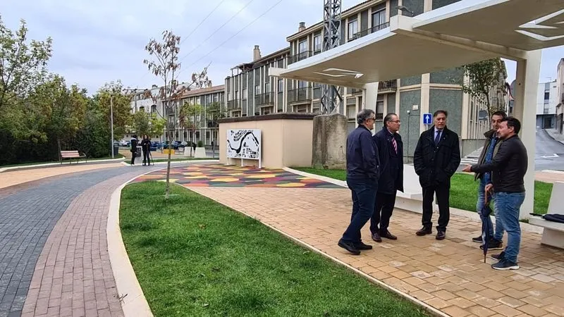 Visita del alcalde, Carlos García Carbayo, al remodelado barrio de Tejares