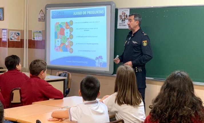 Clases de la Policía Nacional en el colegio San Juan Bosco de Salamanca