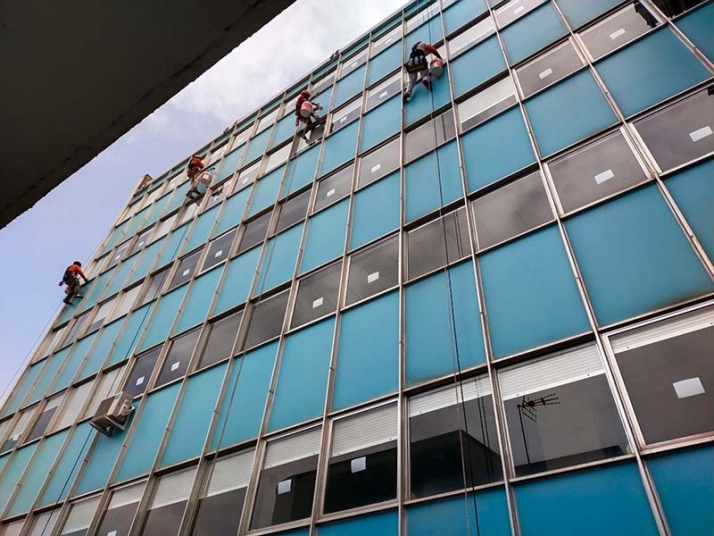 Sanidad acomete el sellado de las ventanas del Hospital de Béjar