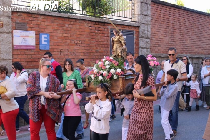 Misa, procesión y comida para finalizar las fiestas del barrio de San Miguel