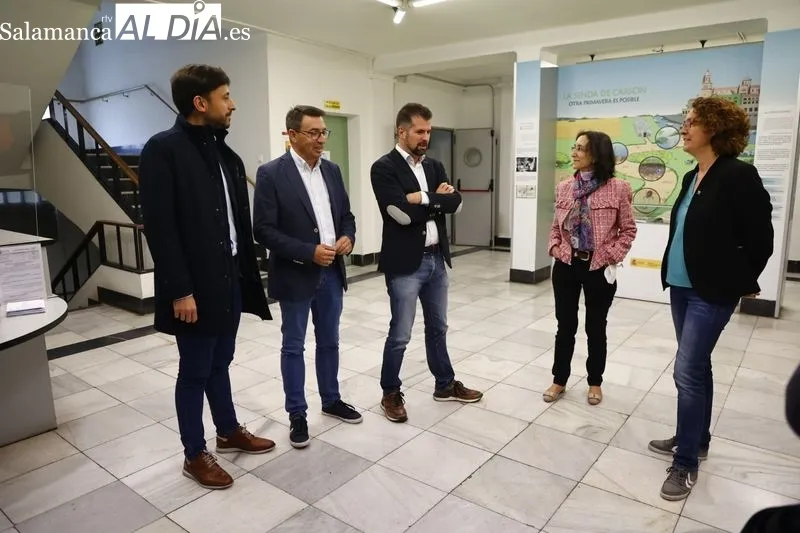 El secretario general del PSOE de Castilla y León, Luis Tudanca, segundo por la izquierda, en su visita al Irnasa de Salamanca junto a compañeros del partido en la provincia. Foto de David Sañudo
