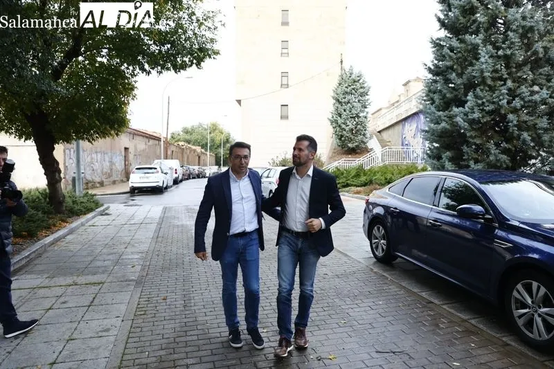 El secretario general del PSOE de Castilla y León, Luis Tudanca, segundo por la izquierda, en su visita al Irnasa de Salamanca junto a compañeros del partido en la provincia. Foto de David Sañudo