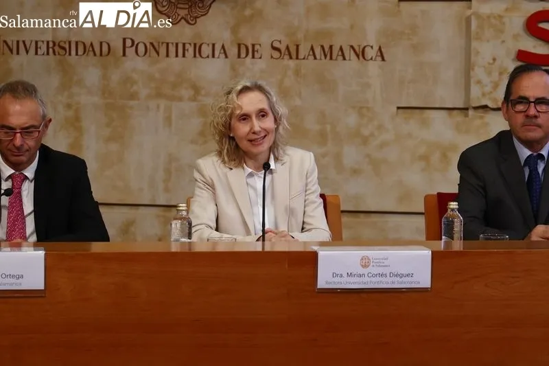 El gerente de la Fundación Varga-Zúñiga y Pérez-Lucas, Juan Vargas-Zúñiga; el rector de la USAL, Ricardo Rivero, y la rectora de la UPSA, Mirian Cortés, han presentado esta mañana en el Aula de Grados de la UPSA el I Premio en Economía José María Vargas-Z
