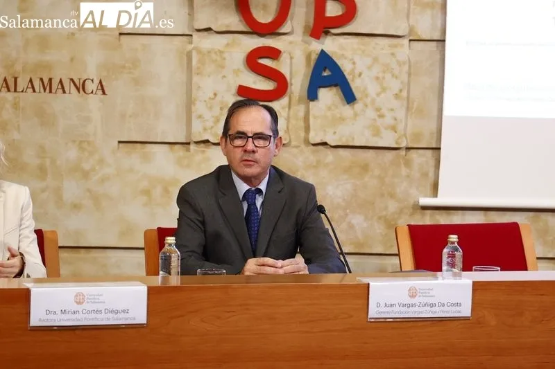 El gerente de la Fundación Varga-Zúñiga y Pérez-Lucas, Juan Vargas-Zúñiga; el rector de la USAL, Ricardo Rivero, y la rectora de la UPSA, Mirian Cortés, han presentado esta mañana en el Aula de Grados de la UPSA el I Premio en Economía José María Vargas-Z