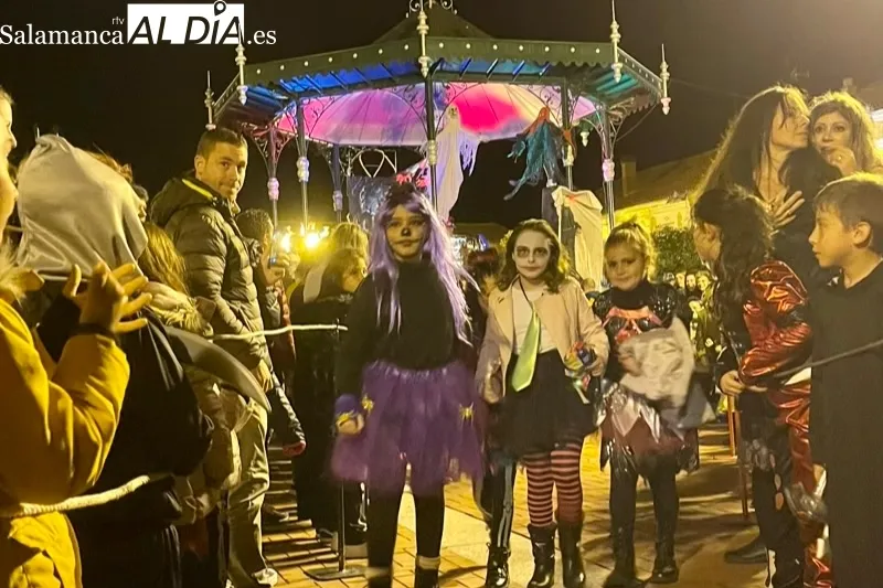 La gran fiesta de Halloween congregaba a multitud de personas en la Plaza de España