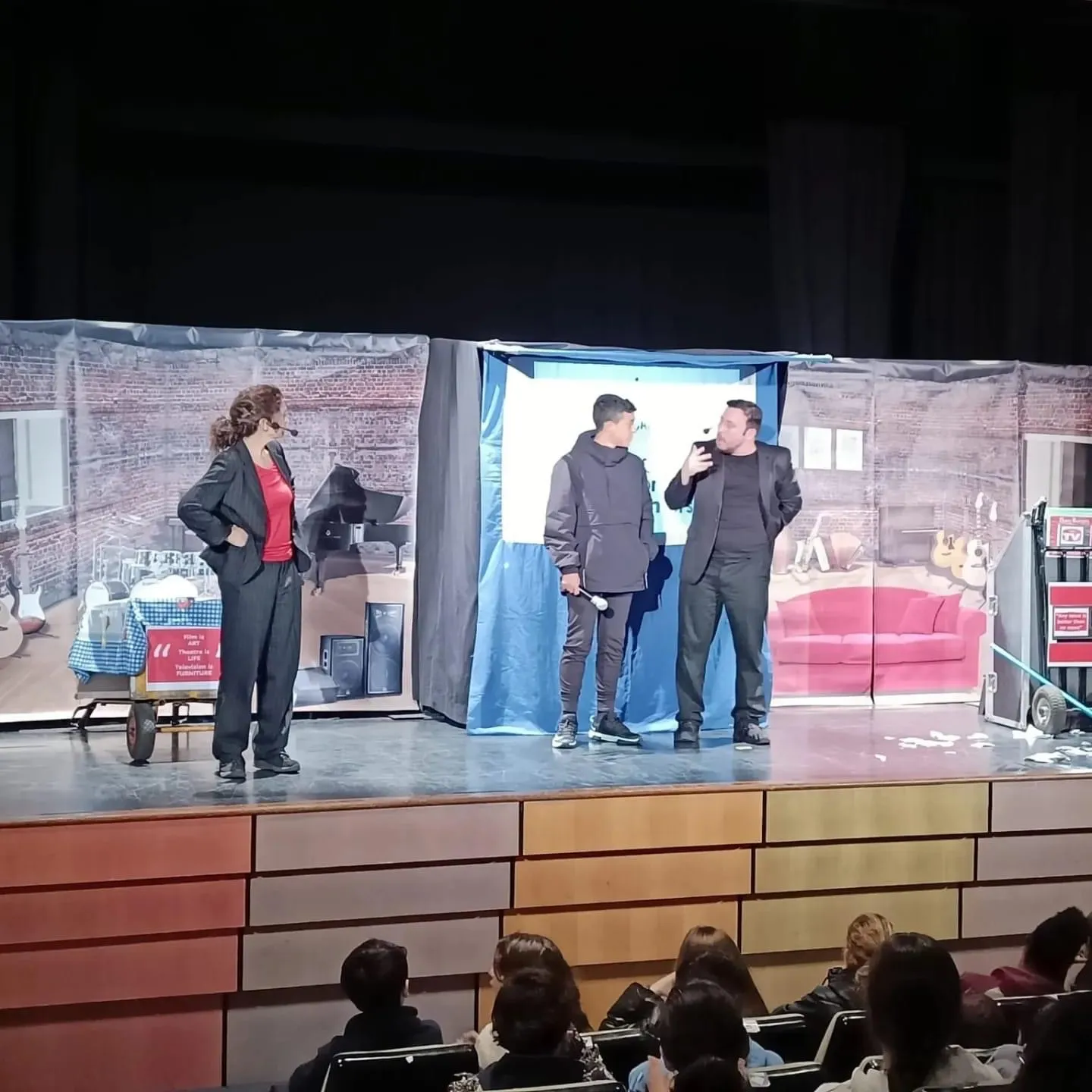 El IES Germán Sánchez Ruipérez participaba en una original funciòn teatral en ingles