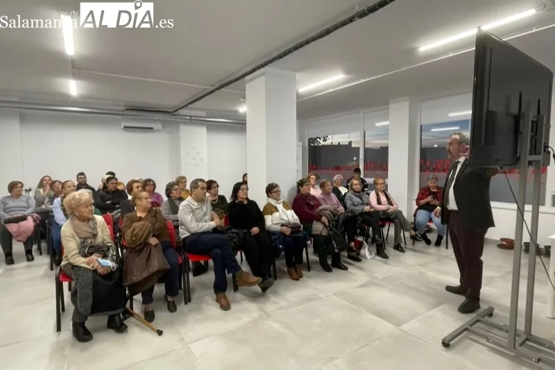 Alejandro García Nogueiras ofrecía una charla en Cruz Roja sobre el correcto uso de los medicamentos