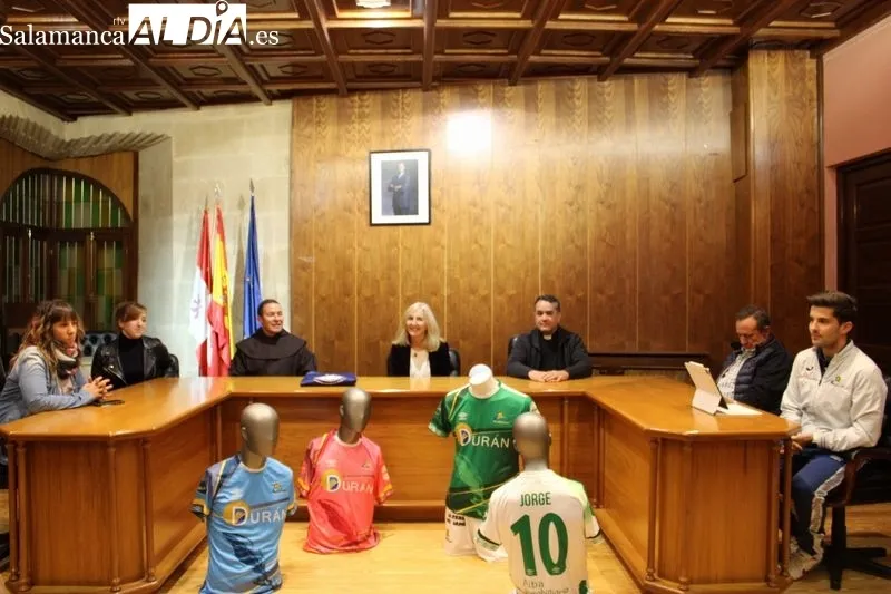 Foto 2 - El Piensos Dur&aacute;n Albense presenta su nueva camiseta para esta temporada