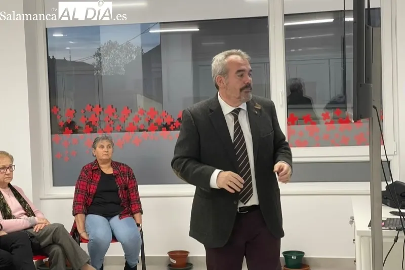 Alejandro García Nogueiras ofrecía una charla en Cruz Roja sobre el correcto uso de los medicamentos