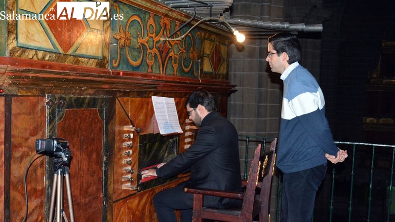 Los organistas Ferreira y Maillo ante el órgano histórico de la iglesia de Lumbrales 