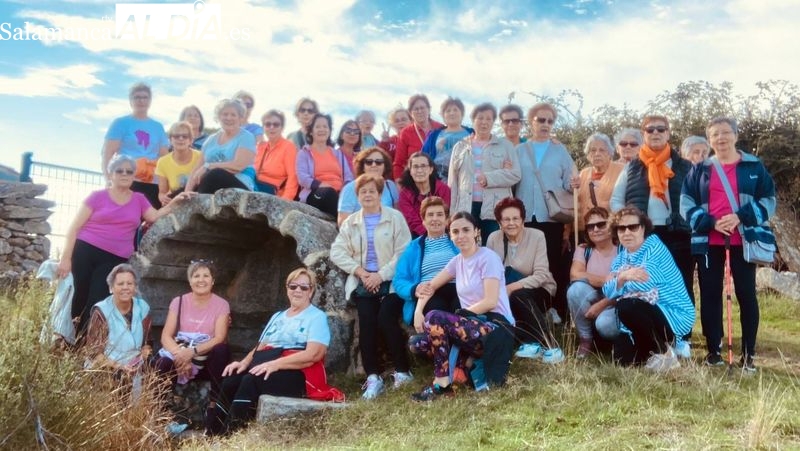 El grupo de Lumbrales visitó la fuente romana existente en el municipio