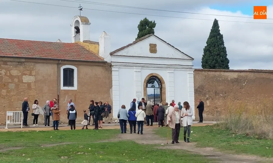 Foto 2 - Miles de personas acuden a los cementerios recuperando por completo la normalidad prepand&eacute;mica