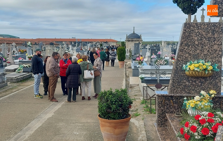 Miles de personas acuden a los cementerios recuperando por completo la normalidad prepandémica