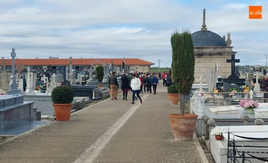Foto 4 - Miles de personas acuden a los cementerios recuperando por completo la normalidad prepand&eacute;mica