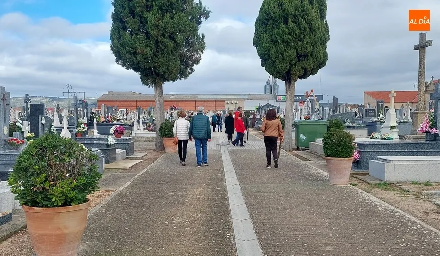Foto 5 - Miles de personas acuden a los cementerios recuperando por completo la normalidad prepand&eacute;mica