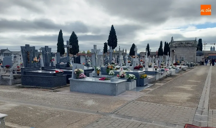Foto 7 - Miles de personas acuden a los cementerios recuperando por completo la normalidad prepand&eacute;mica
