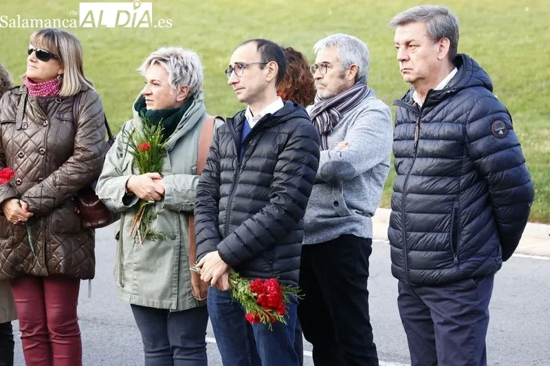 Ofrenda floral realizada este viernes en homenaje a las víctimas de la guerra civil y la dictadura. Fotos: David Sañudo
