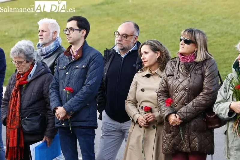 Ofrenda floral realizada este viernes en homenaje a las víctimas de la guerra civil y la dictadura. Fotos: David Sañudo