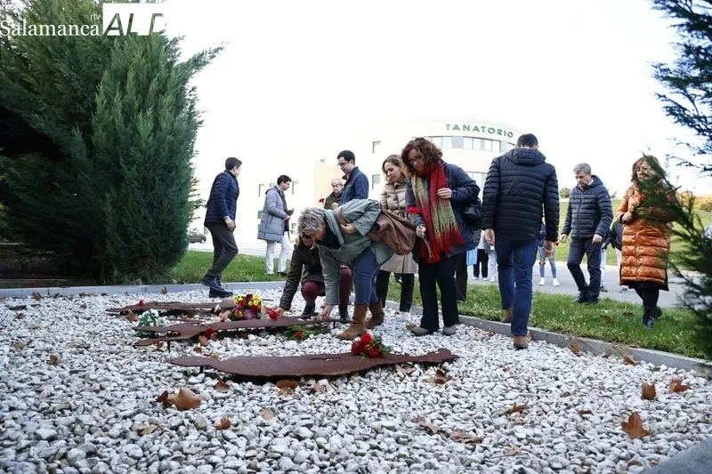 Ofrenda floral realizada este viernes en homenaje a las víctimas de la guerra civil y la dictadura. Fotos: David Sañudo