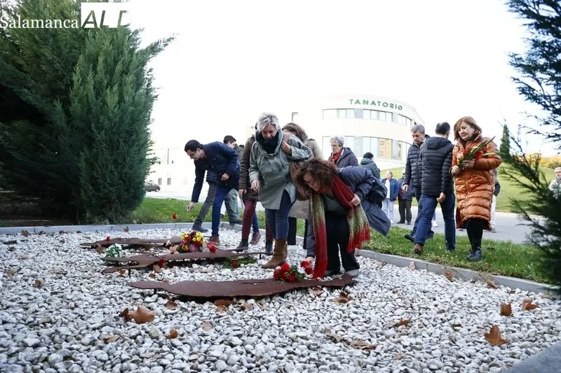 Ofrenda floral realizada este viernes en homenaje a las víctimas de la guerra civil y la dictadura. Fotos: David Sañudo