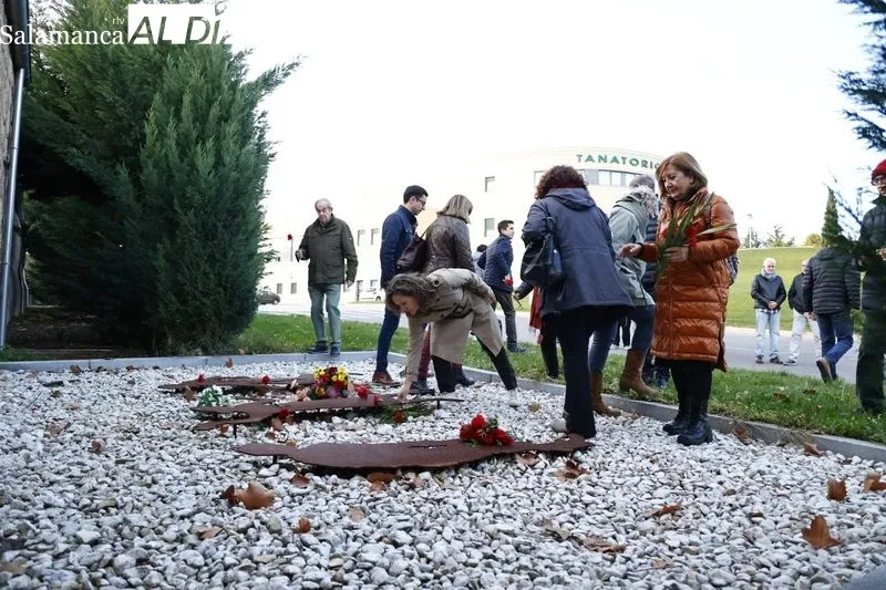 Ofrenda floral realizada este viernes en homenaje a las víctimas de la guerra civil y la dictadura. Fotos: David Sañudo