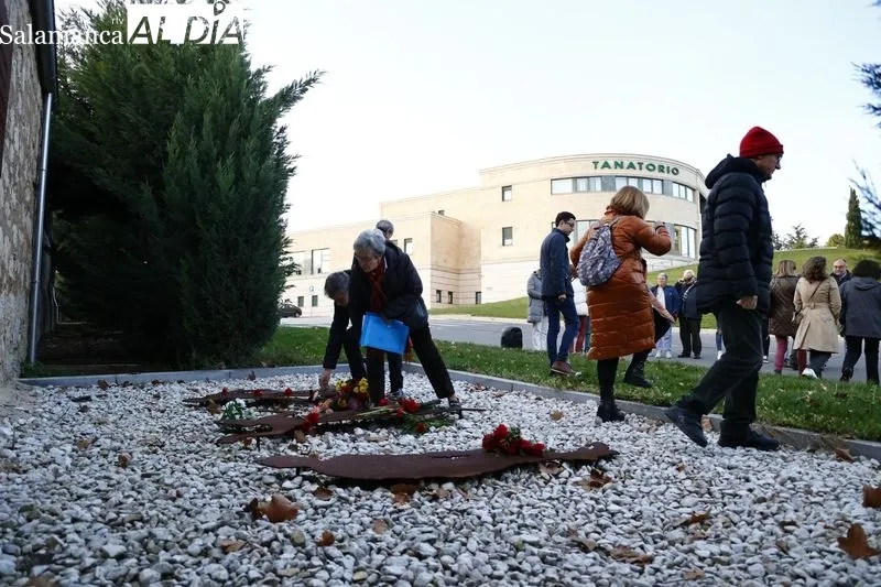 Ofrenda floral realizada este viernes en homenaje a las víctimas de la guerra civil y la dictadura. Fotos: David Sañudo
