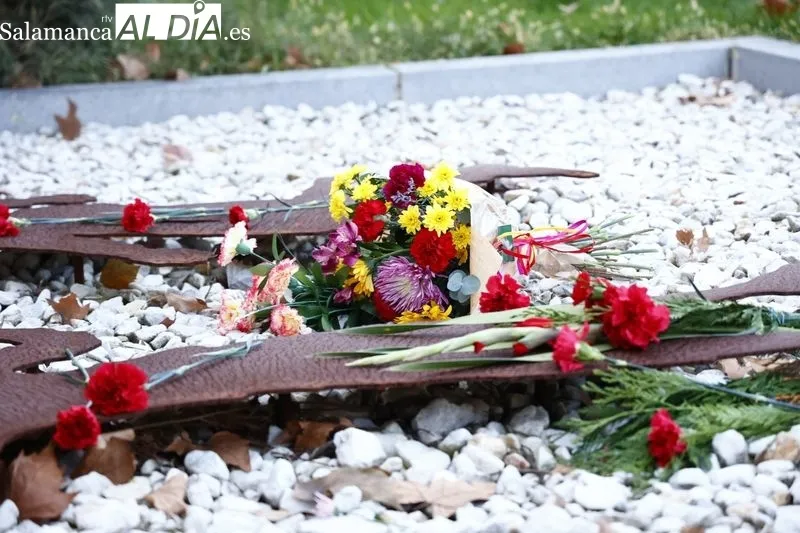 Ofrenda floral realizada este viernes en homenaje a las víctimas de la guerra civil y la dictadura. Fotos: David Sañudo