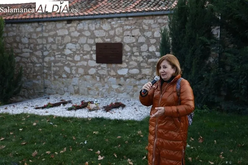 Ofrenda floral realizada este viernes en homenaje a las víctimas de la guerra civil y la dictadura. Fotos: David Sañudo
