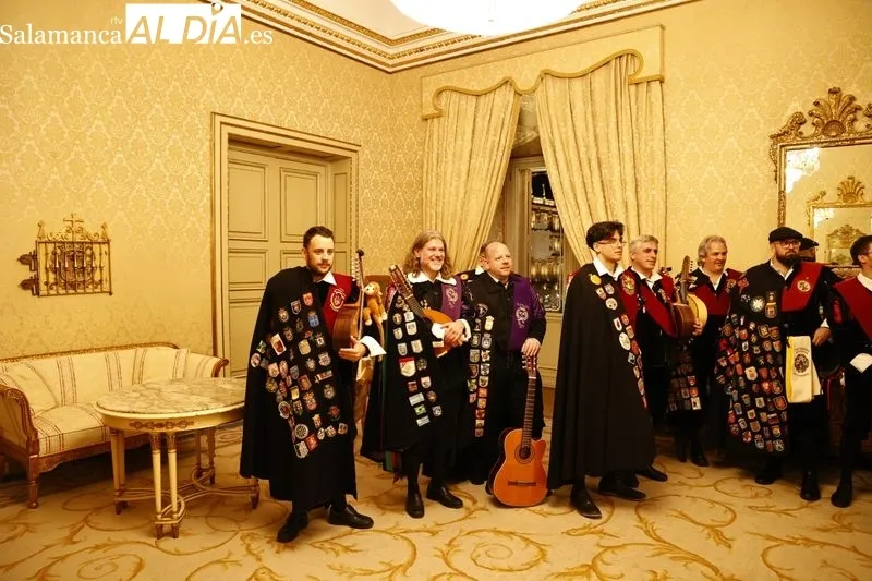 La Tuna Femenina de la USAL en el Ayuntamiento de Salamanca. Fotos: David Sañudo