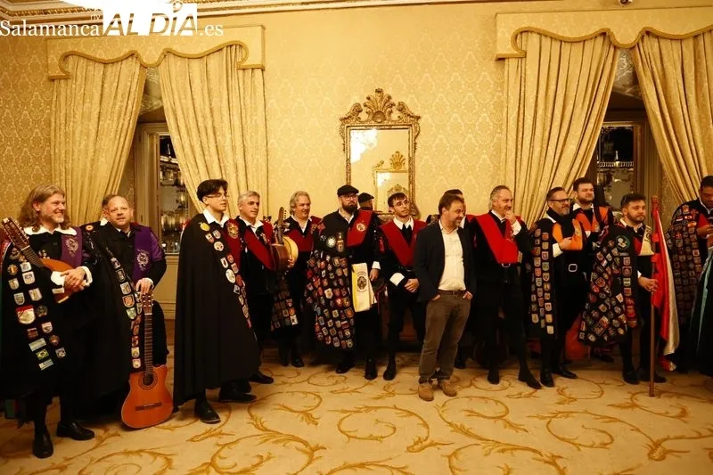La Tuna Femenina de la USAL en el Ayuntamiento de Salamanca. Fotos: David Sañudo