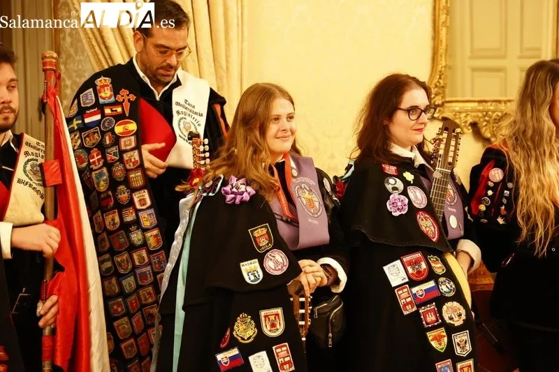 La Tuna Femenina de la USAL en el Ayuntamiento de Salamanca. Fotos: David Sañudo