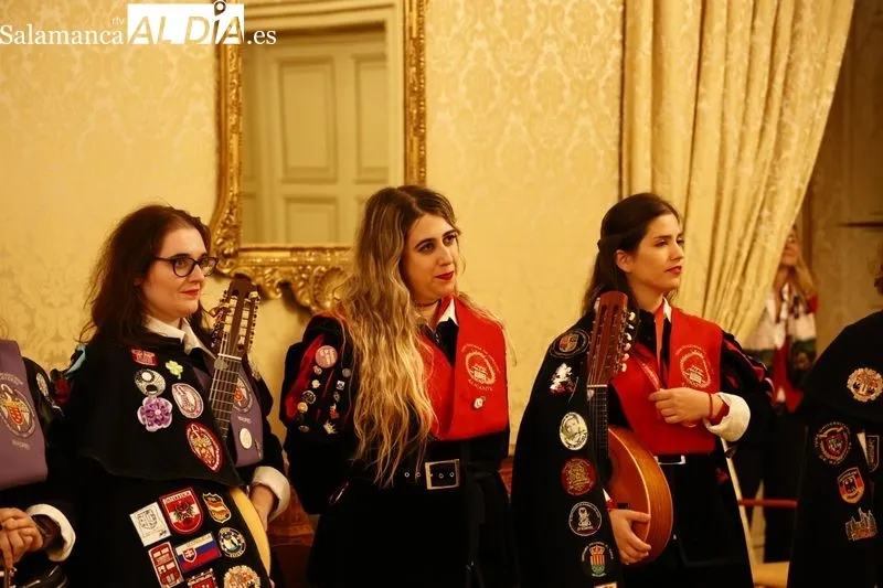 La Tuna Femenina de la USAL en el Ayuntamiento de Salamanca. Fotos: David Sañudo