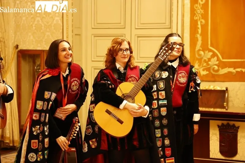 La Tuna Femenina de la USAL en el Ayuntamiento de Salamanca. Fotos: David Sañudo