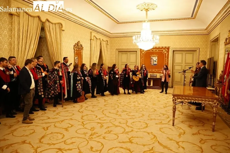 La Tuna Femenina de la USAL en el Ayuntamiento de Salamanca. Fotos: David Sañudo
