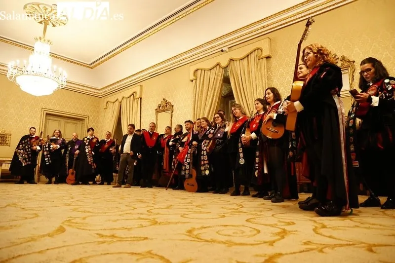 La Tuna Femenina de la USAL en el Ayuntamiento de Salamanca. Fotos: David Sañudo