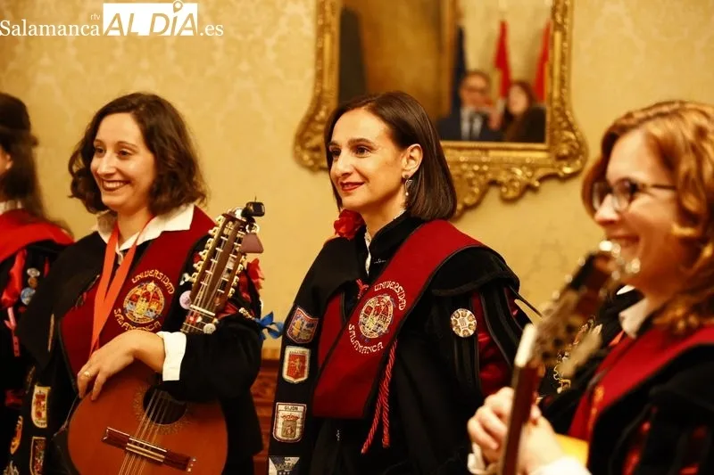 La Tuna Femenina de la USAL en el Ayuntamiento de Salamanca. Fotos: David Sañudo