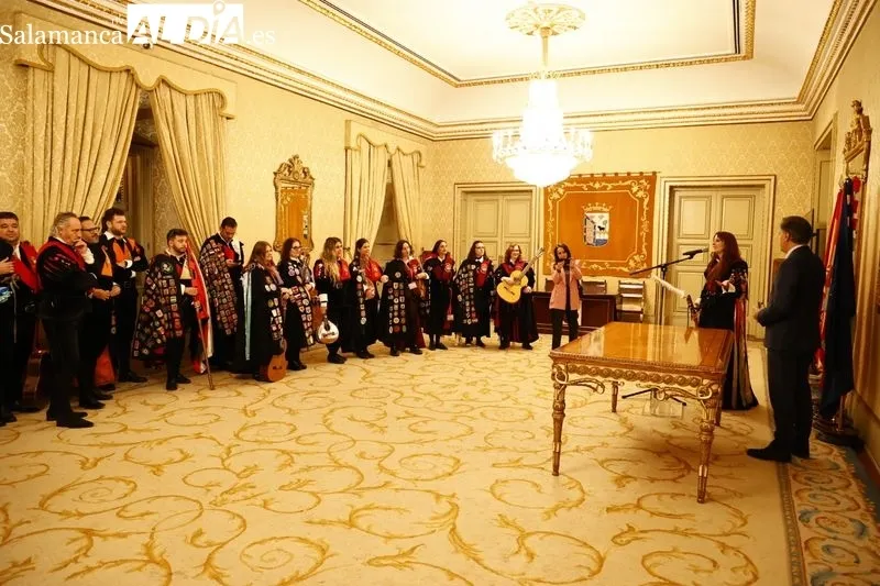 La Tuna Femenina de la USAL en el Ayuntamiento de Salamanca. Fotos: David Sañudo