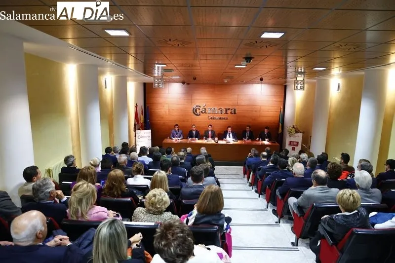 Entrega de la Medalla al Mérito de la Cámara de Comercio a 'El Mesón de Gonzalo'. Fotos: David Sañudo