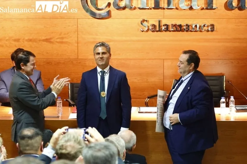 Entrega de la Medalla al Mérito de la Cámara de Comercio a 'El Mesón de Gonzalo'. Fotos: David Sañudo