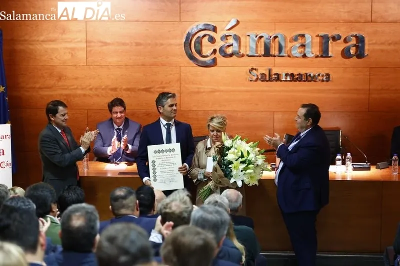 Entrega de la Medalla al Mérito de la Cámara de Comercio a 'El Mesón de Gonzalo'. Fotos: David Sañudo